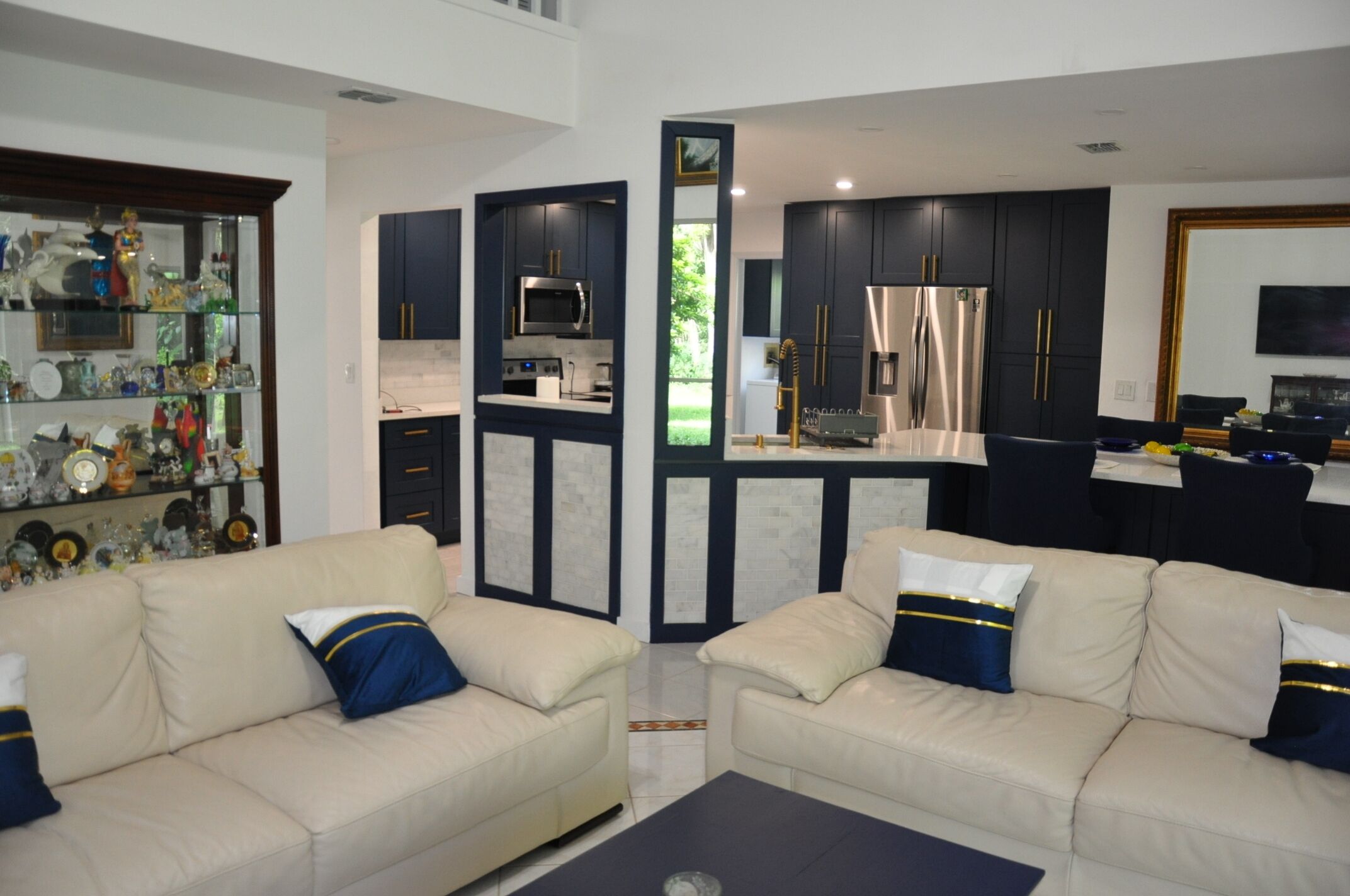 Smart TV, videojuegos, mesa de ping pong, biblioteca de música