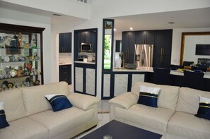 Smart-TV, Videospiele, Tischtennisplatte, Musikbibliothek