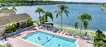 Relaxing Modern 4BR Family Oasis in Napes- 10 Min to Beach & Downtown Fun