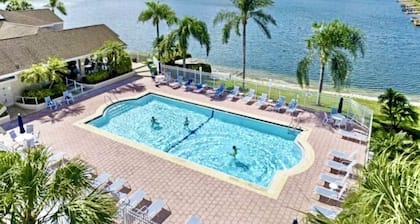 Relaxing Modern 4BR Family Oasis in Napes- 10 Min to Beach & Downtown Fun