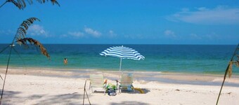 Relaxing Modern 4BR Family Oasis in Napes- 10 Min to Beach & Downtown Fun