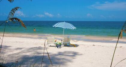 Relaxing Modern 4BR Family Oasis in Napes- 10 Min to Beach & Downtown Fun