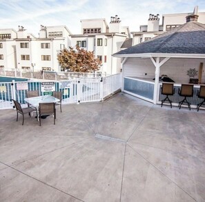 Outdoor dining - Top Rated, Waterfront Condo at 19MM Amazing views! Prime location! Boat slip! (Osage Beach)