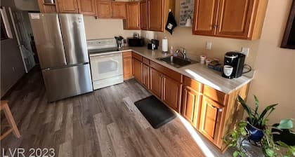Cozy 1-bedroom apartment, WiFi, AC, Views! Wildlife! In charming Pahrump