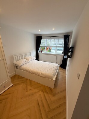 Een strijkplank/strijkijzer, reisbedje, gratis wifi, beddengoed