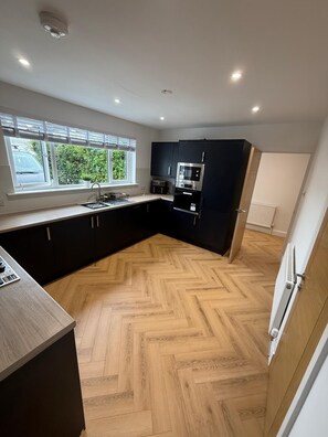 Fridge, microwave, oven, stovetop - Best stay in the bay (Dalgety Bay)