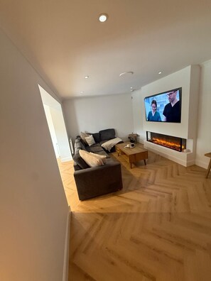 Smart-tv, een open haard en videospelletjes