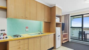Dishwasher, coffee/tea maker, electric kettle, toaster