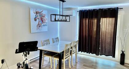 Modern Vac Home, Private Hot Tub, Close to Airport