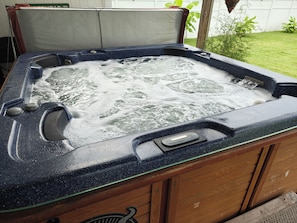 Outdoor spa tub - Pointer Palace (South Point)