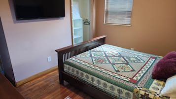 2 bedrooms, desk, iron/ironing board, WiFi