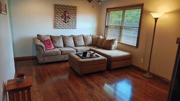 TV connectée, cheminée, écrans d'ordinateur