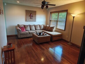 TV connectée, cheminée, écrans d'ordinateur