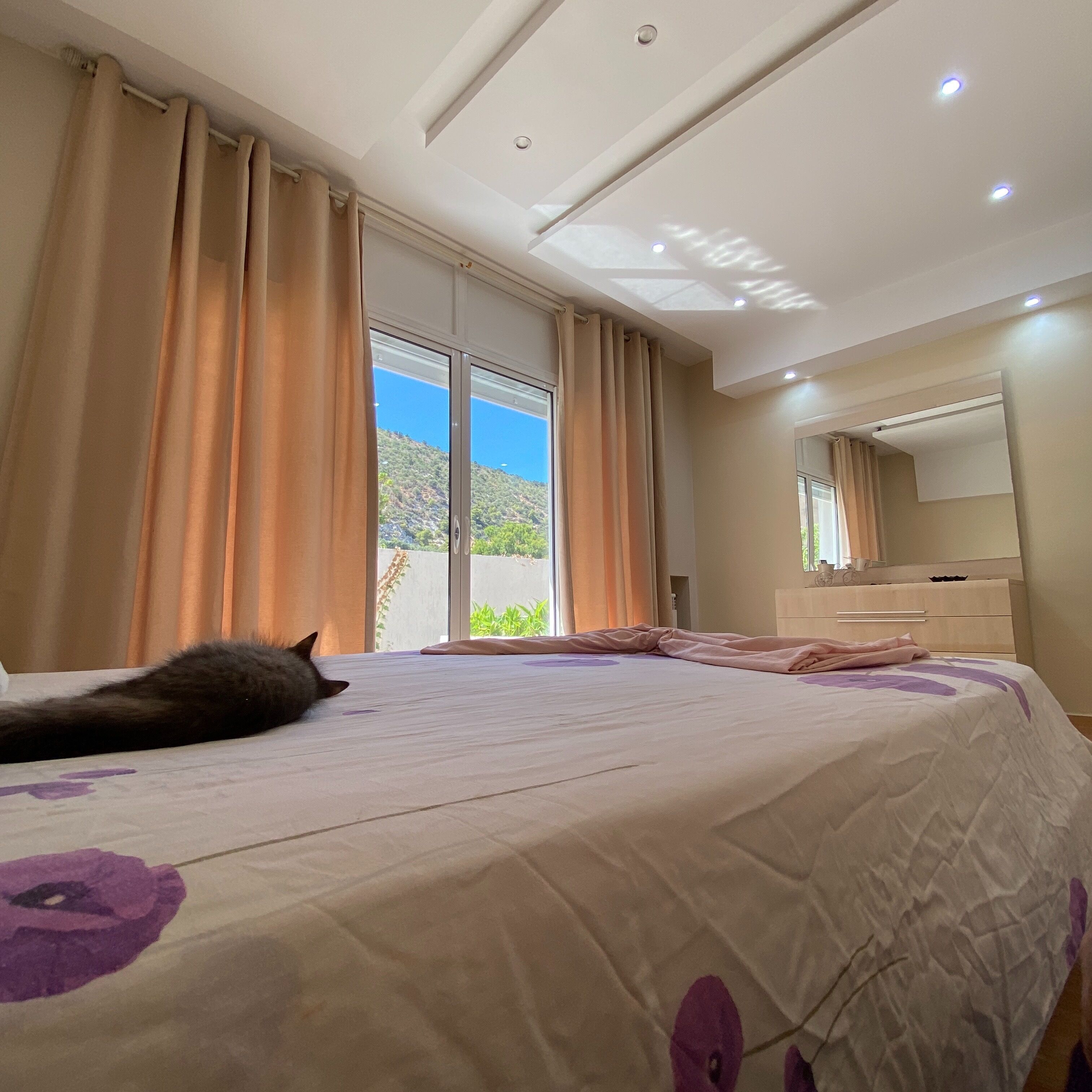 3 habitaciones, tabla de planchar con plancha, wifi y ropa de cama 