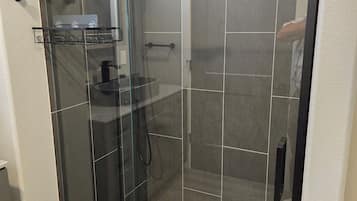 Douche, sèche-cheveux, serviettes fournies, savon