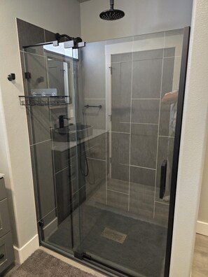 Shower, hair dryer, towels, soap - CASITA, 1 bedroom, living room, kitchen, bathroom, Wi-Fi, parking, close to NNU. (Nampa)