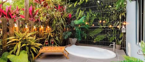 Outdoor spa tub