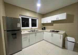 Kühlschrank, Mikrowelle, Herdplatte, Wasserkocher mit Kaffee-/Teezubehör