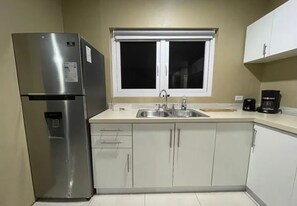 Réfrigérateur, four à micro-ondes, surface de cuisson, cafetière-théière