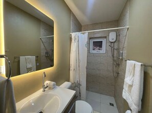Douche, sèche-cheveux, serviettes fournies, savon