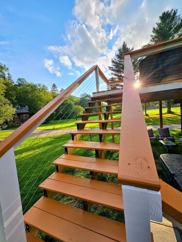 Cozy cabin >> Hottub, WiFi, AC. Easy access to outdoors activities year around