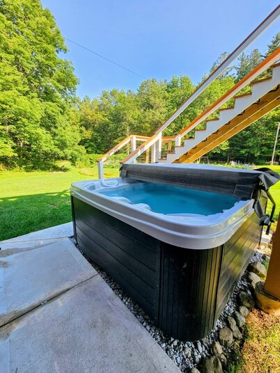Cozy cabin >> Hottub, WiFi, AC. Easy access to outdoors activities year around
