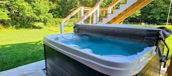Cozy cabin >> Hottub, WiFi, AC. Easy access to outdoors activities year around