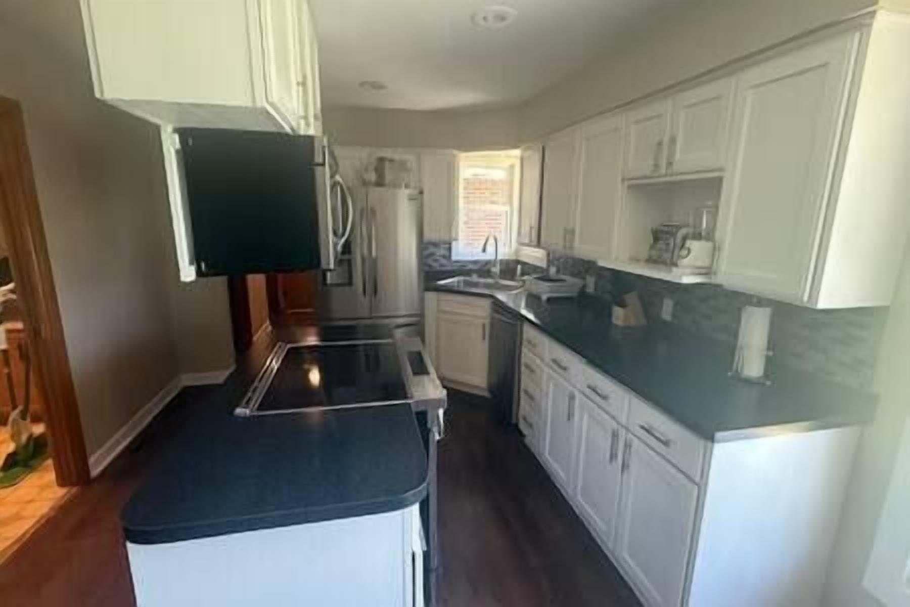 Microwave, oven, dishwasher, coffee/tea maker