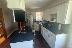 Mikrobølgeovn, ovn, oppvaskmaskin og kaffetrakter/tekoker