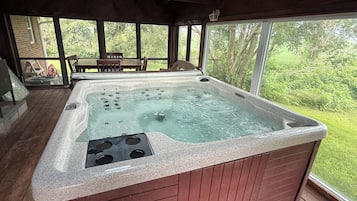 Indoor spa tub