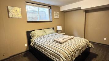 2 soverom, skrivebord, strykejern/-brett og reiseseng for barn