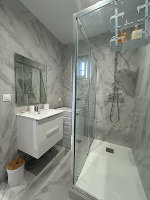 Douche, serviettes fournies, savon, papier toilette