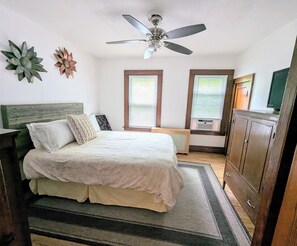 Room - Charming 2-bedroom house with Wi-Fi, AC in marvelous New London CT (New London)