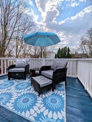 Property grounds - Charming 2-bedroom house with Wi-Fi, AC in marvelous New London CT (New London)