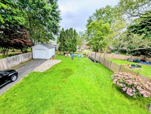 Property grounds - Charming 2-bedroom house with Wi-Fi, AC in marvelous New London CT (New London)