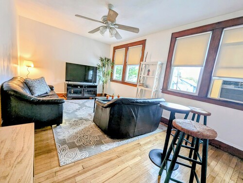 Charming 2-bedroom house with Wi-Fi, AC in marvelous New London CT