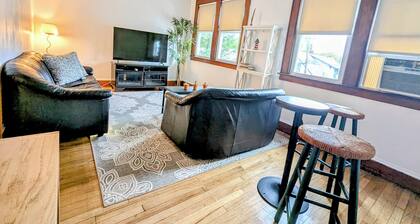 Charming 2-bedroom house with Wi-Fi, AC in marvelous New London CT