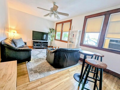 Charming 2-bedroom house with Wi-Fi, AC in marvelous New London CT