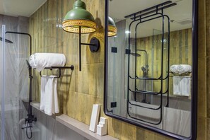Superior-værelse - privat badeværelse | Badeværelse | Hårtørrer, håndklæder, Sæbe, Shampoo