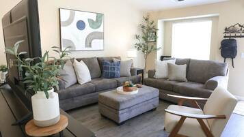 Smart-TV, peis, bøker og musikkbibliotek