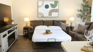 Smart-TV, peis, bøker og musikkbibliotek