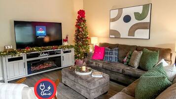 Smart-tv, een open haard, boeken en een muziekbibliotheek