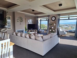 Smart TV, fireplace - Beauty with Panoramic Views of Mount Pirongia (Te Awamutu)