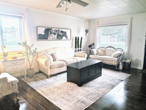 Charming Historic Farmhouse centrally located to Yellowstone Entrances