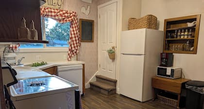 Charming Historic Farmhouse centrally located to Yellowstone Entrances
