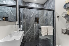 Douche, serviettes fournies, savon, shampoing