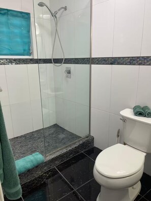 Haartrockner, Handtücher, Toilettenpapier