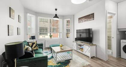 One Bedroom apartment In Midtown W/ Balcony