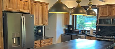 Mikrobølgeovn, ovn, kokeplater og oppvaskmaskin