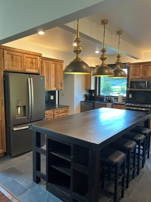 Mikrobølgeovn, ovn, kokeplater og oppvaskmaskin